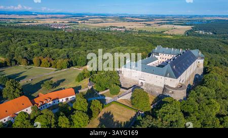Panoramablick auf das Schloss Cerveny Kamen in der Slowakei. BILD Stockfoto
