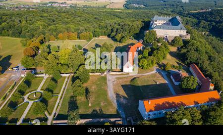 Panoramablick auf das Schloss Cerveny Kamen in der Slowakei. BILD Stockfoto