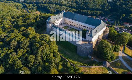 Panoramablick auf das Schloss Cerveny Kamen in der Slowakei. BILD Stockfoto