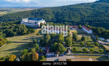 Panoramablick auf das Schloss Cerveny Kamen in der Slowakei. BILD Stockfoto