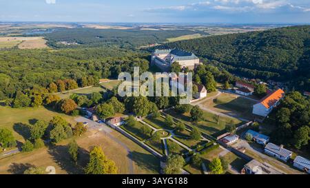 Panoramablick auf das Schloss Cerveny Kamen in der Slowakei. BILD Stockfoto