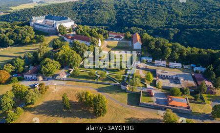 Panoramablick auf das Schloss Cerveny Kamen in der Slowakei. BILD Stockfoto