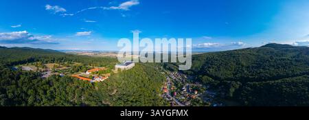 Panoramablick auf das Schloss Cerveny Kamen in der Slowakei. BILD Stockfoto