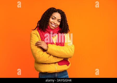 Fröhliche Schwarze Dame Trägt Winterjacke Posiert Über Gelben Hintergrund Stockfoto