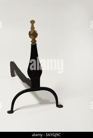 Ein dekoratives Stück mit einem schlanken, verlängerten Sockel und einem stilvollen, verzierten Finial oben vor einem neutralen Hintergrund. Amerikanisch: Andiron, amerikanisch, Mitte des 18. Jahrhunderts, Eisen und Messing, insgesamt 17 x 11 3/16 x 19 Zoll (43,2 x 28,4 x 48,3 cm) Klassische Kunst mit modernem Touch, neu interpretiert von Artotop Stockfoto