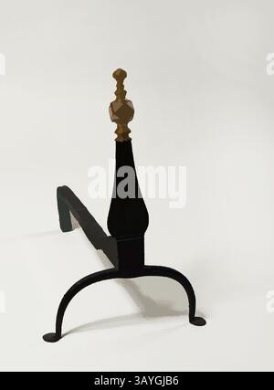 Ein dekorativer Eisenständer mit einem auffälligen goldfarbenen Finial oben, mit eleganten Kurven und einer auffälligen Silhouette. Der minimalistische Hintergrund betont seine raffinierte Form und Handwerkskunst. Amerikanisch: Andiron, amerikanisch, Mitte des 18. Jahrhunderts, Eisen und Messing, insgesamt 17 3/8 x 11 1/4 x 19 1/2 Zoll (44,1 x 28,6 x 49,5 cm) Klassische Kunst mit modernem Touch, neu interpretiert von Artotop Stockfoto