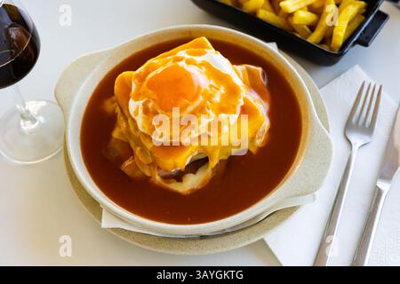 Francesinha - typisch leckeres Essen aus Porto. Portugiesische Küche Stockfoto