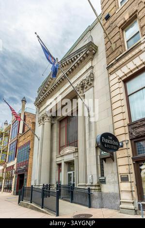 Schenectady, NY - USA - 19. April 2025 Straßenblick auf das historische Parker Inn and Suites in Schenectady, NY, mit klassischer Architektur und großem Stockfoto