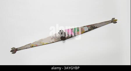 Ein schlankes, langgezogenes Objekt mit abstrakten Farbtupfern und spitzen Enden, die auf ein künstlerisches Design hinweisen. Die lebendigen Muster bilden einen markanten Kontrast vor einem minimalen Hintergrund und betonen die einzigartige Form. Wahrscheinlich amerikanisch: Doppelscharnier, wahrscheinlich amerikanisch, 18.–19. Jahrhundert, Eisen, insgesamt 15 15/16 x 1 5/8 x 7/16 Zoll. (40,5 x 4,1 x 1,1 cm) Klassische Kunst mit modernem Touch, neu interpretiert von Artotop Stockfoto