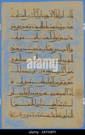 Eine antike Manuskriptseite voller wunderschön gearbeiteter arabischer Kalligraphie mit komplizierten Designs und Blumenmotiven. Der Text zeigt religiöse oder literarische Inhalte, mit leuchtenden Farben, die Buchstaben und Verzierungen betonen. Alters- und Gebrauchsspuren sind sichtbar, was auf ihre historische Bedeutung hinweist. Koranblatt in Ostkufischer Schrift, 11. Jahrhundert, Iran, Iran, Tinte, undurchsichtige Aquarelle und Gold auf Papier, 31,1 x 18,6 cm (12 1/4 x 7 15/16 Zoll) Klassische Kunst mit modernem Touch, neu interpretiert von Artotop Stockfoto