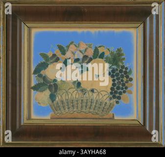 Ein dekoratives Gemälde mit einem komplizierten Korb, gefüllt mit einer Auswahl von Früchten, einschließlich Zitronen, Trauben und Beeren, vor einem weichen blauen Hintergrund. Der elegante Rahmen ergänzt die lebendigen Farben des Stillleben-Arrangements. Abbildung, 1810/30, USA, gemaltes Papier, aufgetragener, schablonierter und geprägter Baumwollsamt und -Papier, 59,2 x 65,6 cm (23 5/16 x 25 7/8 Zoll) [DIMS. Of Frame] Klassische Kunst mit modernem Touch, neu interpretiert von Artotop Stockfoto