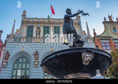 Neptunbrunnen vor dem Artus-Hof in Danzig, Polen. BILD Stockfoto