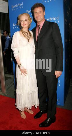 14. Juni 2005 - New York, New York, USA - K43681PSC. DIE URAUFFÜHRUNG VON ''BEWITCHED'' IM ZIEGFELD THEATRE , NEW YORK New York 06-13-2005. - NICOLE KIDMAN WILL FERRELL(Foto: © Paul Schmulbach/Globe Photos/ZUMAPRESS.com) Stockfoto