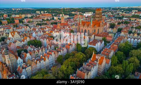 Sonnenaufgang aus der Vogelperspektive auf das Stadtzentrum von Danzig, Polen. BILD Stockfoto
