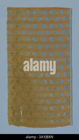 Ein strukturierter Stoff mit einem sich wiederholenden Muster aus ovalen Formen in kontrastierenden Farben, der einen faszinierenden visuellen Kontrast und Tiefe erzeugt. Fragment, 18. Jahrhundert, späte Edo-Periode (1789–1868)/ Meiji-Periode (1868–1912), China oder Japan, Japan, 38,1 x 20,3 cm, 38,1 x 20,3 cm (pro alte Karte) Klassische Kunst mit einem modernen Twist von Artotop neu interpretiert Stockfoto