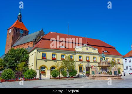 Rathaus und Kirche unserer Lieben Frau von Tschenstochau in Darlow, Polen. BILD Stockfoto