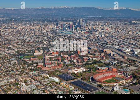 Dezember 2009 – Los Angeles, Kalifornien, USA – aus der Vogelperspektive der University of Southern California (USC) mit Blick auf die Innenstadt von Los Angeles. (Kreditbild: © Mark Holtzman/ZUMApress.com) Stockfoto