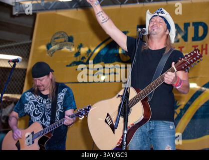 Oktober 2010 - Miami Gardens, Florida, USA - BRET MICHAELS spielt beim Miami Dolphins Monday Night Game am 4. Oktober 2010 - Miami Dolphins gegen die New England Patriots. (Bild: © Michele Sandberg/ZUMApress.com) Stockfoto
