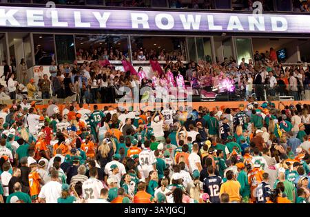 Oktober 2010 - Miami Gardens, Florida, USA - Fans des Spiels bei Monday Night Football/. Miami Dolphins vs. New England Patriots (Kreditbild: © Michele Sandberg/ZUMApress.com) Stockfoto