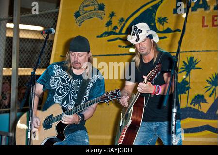 Oktober 2010 - Miami Gardens, Florida, USA - BRET MICHAELS spielt beim Miami Dolphins Monday Night Game am 4. Oktober 2010 - Miami Dolphins gegen die New England Patriots. (Bild: © Michele Sandberg/ZUMApress.com) Stockfoto