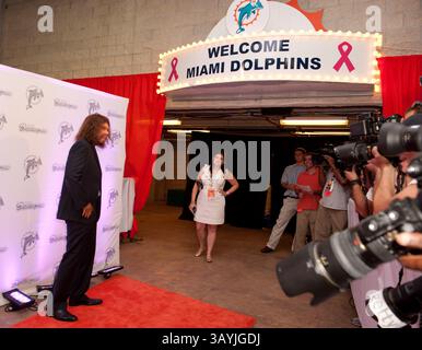 Oktober 2010 - Miami Gardens, Florida, USA - Prominente kommen auf Orange Carpet beim Miami Dolphins Monday Night Game am 4. Oktober 2010 - Miami Dolphins gegen die New England Patriots. (Bild: © Michele Sandberg/ZUMApress.com) Stockfoto