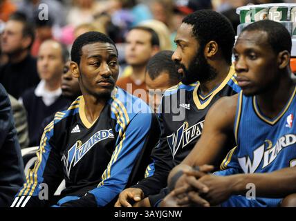 5. Oktober 2010: Washington Wizards Point Guard John Wall #2 und Washington Wizards Point Guard Gilbert Arenas #9 unterhalten sich auf der Bank während eines NBA-Spiels vor der Saison zwischen den Washington Wizards und Dallas Mavericks im American Airlines Center in Dallas, TX Washington besiegte Dallas 97–94(Credit Image: © Albert Pena/Cal Sport Media/ZUMApress.com) Stockfoto
