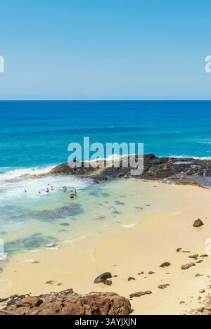 Menschen schwimmen in natürlichen Pools, Great Sandy National Park, Fraser Island, Queensland, Australien Stockfoto