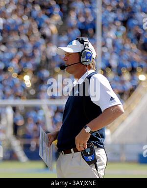 9. Oktober 2010 während des NCAA Football Game zwischen den Cal Golden Bears vs University California Los Angeles Bruins UCLA Head Coach RICK NEUHEISEL im Memorial Stadium Berkeley CA(Bild: © Thurman James/Cal Sport Media/ZUMApress.com) Stockfoto