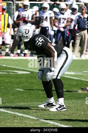 10. Oktober 2010: Oakland Raiders Linebacker #55 Rolando McClain in Aktion während des NFL-Fußballspiels zwischen den Oakland Raiders und den San Diego Chargers. Oakland besiegte San Diego mit 35:27. Oakland, Kalifornien. (Bild: © David Godinez/Cal Sport Media/ZUMApress.com) Stockfoto