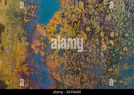 Textur aus gebranntem Edelstahl, rostigem und grundigem Edelstahl für Textur und Hintergrund. Stockfoto