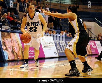 29. November 2008: Der Wärter der Luftwaffe Raimee Beck (22) im Einsatz während der Niederlage der Falcons 54-44 gegen die Armee in der Clune Arena, US Air Force Academy, Colorado Springs, CO. (Bild: © Larry Clouse/Cal Sport Media) Stockfoto