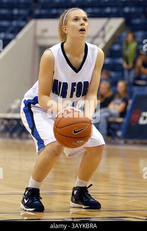 29. November 2008: Anna Gault (4) an der Freiwurflinie während der Niederlage der Falcons 54-44 gegen die Armee in der Clune Arena, US Air Force Academy, Colorado Springs, CO. (Bild: © Larry Clouse/Cal Sport Media) Stockfoto