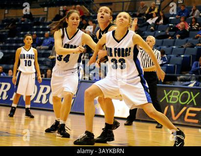 29. November 2008: Kathleen Schjodt (33) blockiert die Spur während der Niederlage der Falcons 54-44 gegen die Armee in der Clune Arena, US Air Force Academy, Colorado Springs, CO. (Bild: © Larry Clouse/Cal Sport Media) Stockfoto