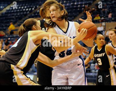 29. November 2008: Brooke Cultra (34) wird während der Niederlage der Falcons 54-44 gegen die Armee in der Clune Arena, US Air Force Academy, Colorado Springs, CO. Festgebunden. (Bild: © Larry Clouse/Cal Sport Media) Stockfoto