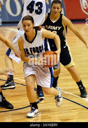 29. November 2008: Raimee Beck (22) fährt die Lane während der Niederlage der Falcons 54-44 gegen die Armee in der Clune Arena, US Air Force Academy, Colorado Springs, CO. (Bild: © Larry Clouse/Cal Sport Media) Stockfoto