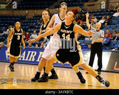 29. November 2008: Der Stürmer der Armee Courtney Wright (44) blockiert die Spur während des Sieges des Black Knight 54-44 über die Air Force Falcons in der Clune Arena, US Air Force Academy, Colorado Springs, CO. (Bild: © Larry Clouse/Cal Sport Media) Stockfoto
