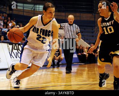29. November 2008: Raimee Beck (22) fährt während der Niederlage der Falcons 54-44 gegen die Armee in der Clune Arena, US Air Force Academy, Colorado Springs, CO. Für den Korb. (Bild: © Larry Clouse/Cal Sport Media) Stockfoto