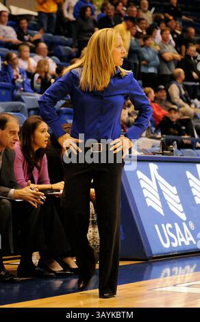 29. November 2008: Air Force Head Coach Ardie McInelly beobachtet die Action während der Niederlage der Falcons 54-44 gegen die Army in der Clune Arena, US Air Force Academy, Colorado Springs, CO. (Bild: © Larry Clouse/Cal Sport Media) Stockfoto
