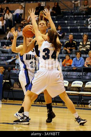 29. November 2008: Brooke Cultra (34), der während der Niederlage der Falcons 54-44 gegen die Armee in der Clune Arena, US Air Force Academy, Colorado Springs, CO. Verteidigte. (Bild: © Larry Clouse/Cal Sport Media) Stockfoto