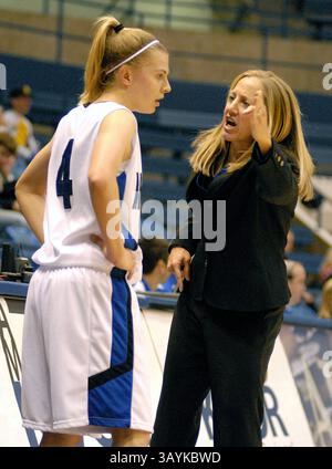 29. November 2008: Ardie McInelly, Cheftrainer der Air Force, gibt Anweisungen an Anna Gault (4) während der Niederlage der Falcons 54-44 gegen die Armee in der Clune Arena, US Air Force Academy, Colorado Springs, CO. (Bild: © Larry Clouse/Cal Sport Media) Stockfoto