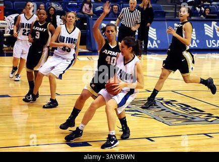 29. November 2008: Brooke Cultra (34) wird von Laura Baranek (40) während der Niederlage der Falcons 54-44 gegen die Armee in der Clune Arena, US Air Force Academy, Colorado Springs, CO. Gestoppt. (Bild: © Larry Clouse/Cal Sport Media) Stockfoto
