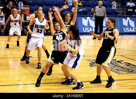 29. November 2008: Brooke Cultra (34) wird von Laura Baranek (40) während der Niederlage der Falcons 54-44 gegen die Armee in der Clune Arena, US Air Force Academy, Colorado Springs, CO. Gestoppt. (Bild: © Larry Clouse/Cal Sport Media) Stockfoto