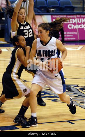 29. November 2008: Brooke Cultra (34) fährt während der Niederlage der Falcons 54-44 gegen die Armee in der Clune Arena, US Air Force Academy, Colorado Springs, CO. Für den Korb. (Bild: © Larry Clouse/Cal Sport Media) Stockfoto