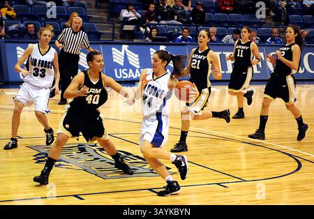 29. November 2008: Brooke Cultra (34) fährt während der Niederlage der Falcons 54-44 gegen die Armee in der Clune Arena, US Air Force Academy, Colorado Springs, CO. Für den Korb. (Bild: © Larry Clouse/Cal Sport Media) Stockfoto