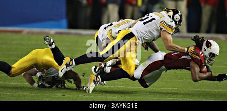 1. Februar 2009 - Tampa, Florida, USA - auf der letzten Fahrt der Arizona Cardinals macht Larry Fitzgerald (11) einen Fang und wird am 1. Februar 2009 von Troy Polamalu (43), ganz links, Lawrence Timmons (94) und Keyaron Fox (57) geschlossen... Super Bowl XLIII zwischen den Arizona Cardinals und den Pittsburgh Steelers im Raymond James Stadium. (Kreditbild: © Daniel Wallace/St. Petersburg Times/ZUMA Press) EINSCHRÄNKUNGEN: * Tampa Tribune OUT * Stockfoto