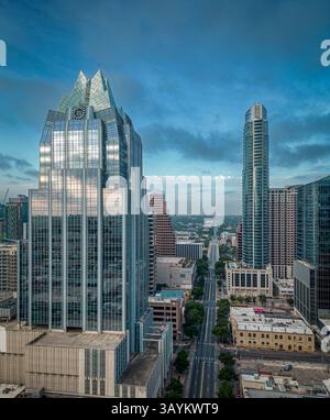 Blick in Richtung Süden auf einer verlassenen Congress Avenue in der Innenstadt von Austin, Texas, am frühen Morgen des 16. Juli 2023. Stockfoto