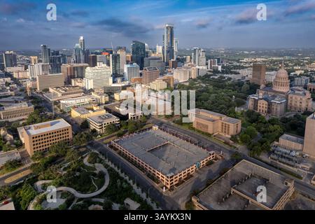 Die Skyline von Austin und das Texas State Capitol wurden am frühen Morgen des 16. Juli 2023 von einer Position oberhalb des Waterloo Park gesehen. Stockfoto