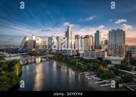 Die Skyline von Austin, Texas, wurde am frühen Morgen des 6. August 2023 von einer Position oberhalb des Lady Bird Lake östlich der Congress Avenue aus gesehen. Stockfoto