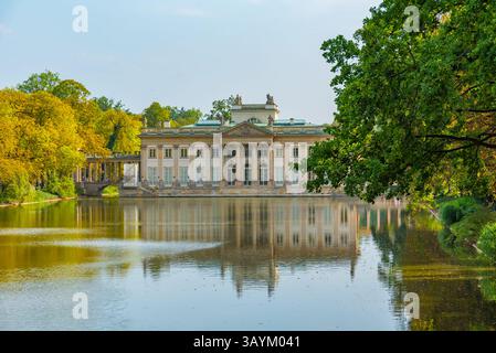 Der Palast auf dem Wasser, auch Lazienki-Palast oder Palast auf der Insel im Königlichen Park Lazienki, Warschau, Polen genannt. BILD Stockfoto
