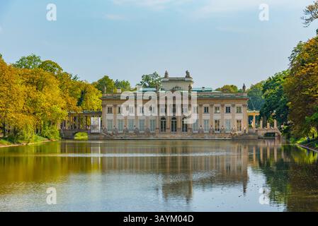 Der Palast auf dem Wasser, auch Lazienki-Palast oder Palast auf der Insel im Königlichen Park Lazienki, Warschau, Polen genannt. BILD Stockfoto